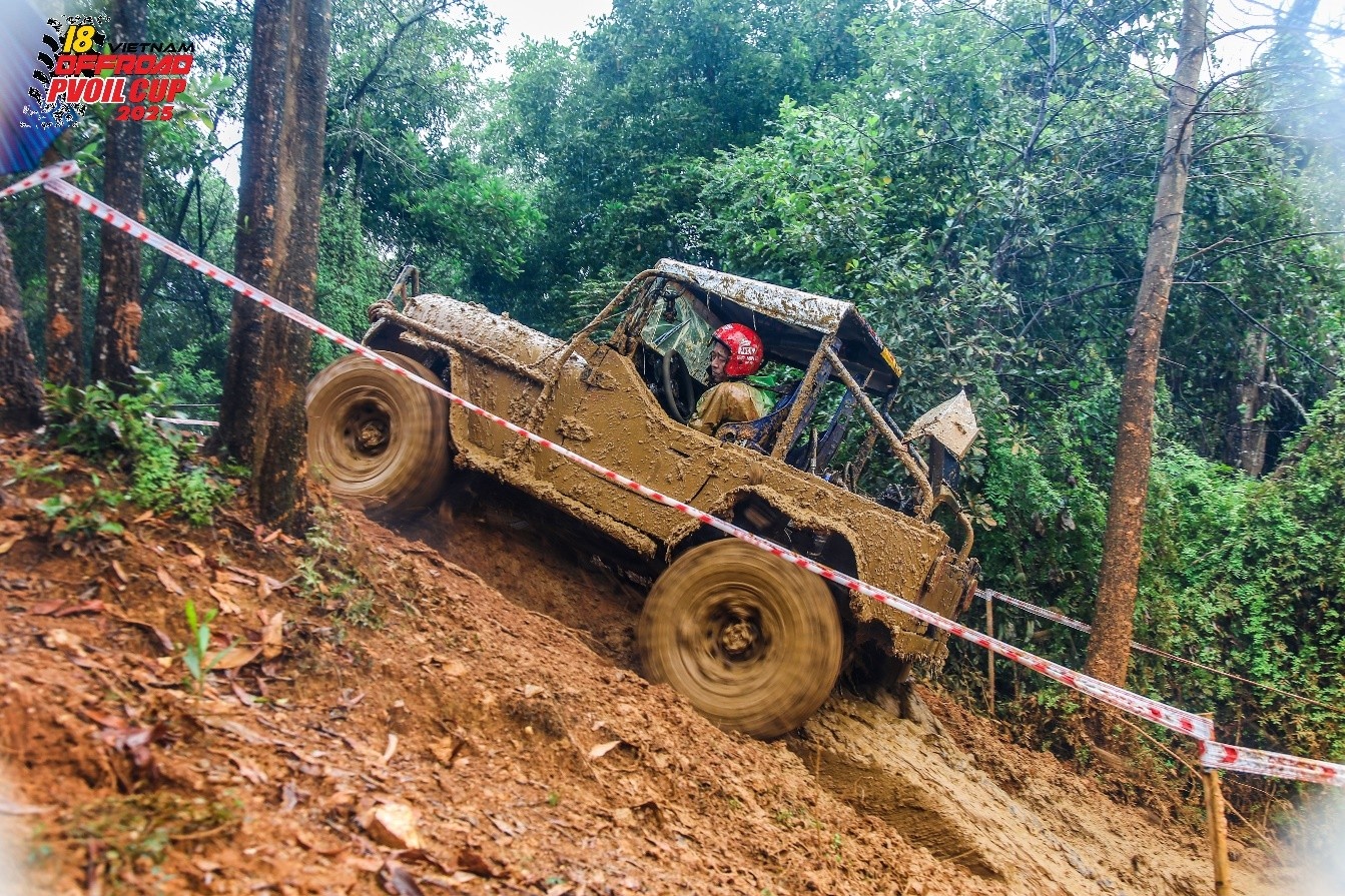 Khai mạc PVOIL VOC 2025, ghi dấu 10 năm đồng hành cùng giải đua xe ô tô địa hình Việt Nam