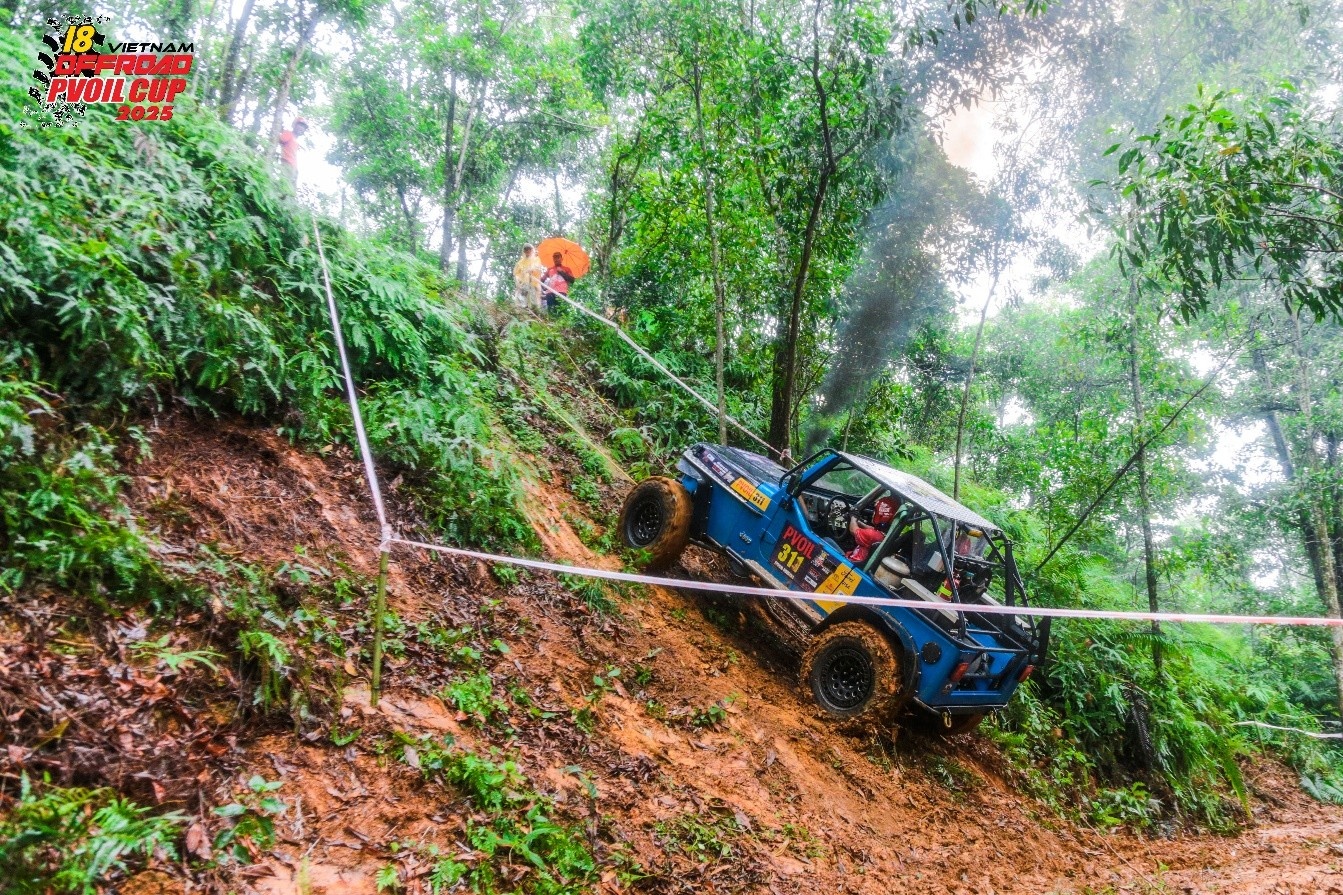 Khai mạc PVOIL VOC 2025, ghi dấu 10 năm đồng hành cùng giải đua xe ô tô địa hình Việt Nam