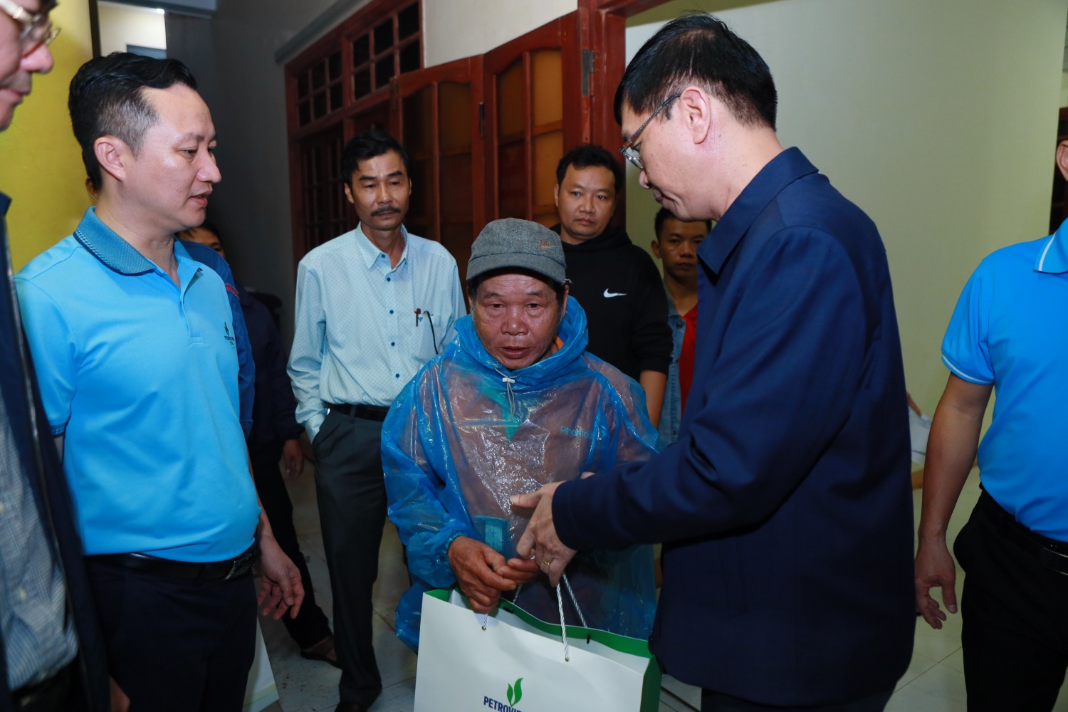 Đoàn công tác Petrovietnam tặng quà người dân xã Bình Minh, tỉnh Quảng Ngãi. Đây là khu vực bị thiệt hại nặng nề do mưa lũ, đến thời điểm hiện tại, vẫn có hàng trăm hộ gia đình tại xã này bị chia cắt bởi nước ngập sâu.