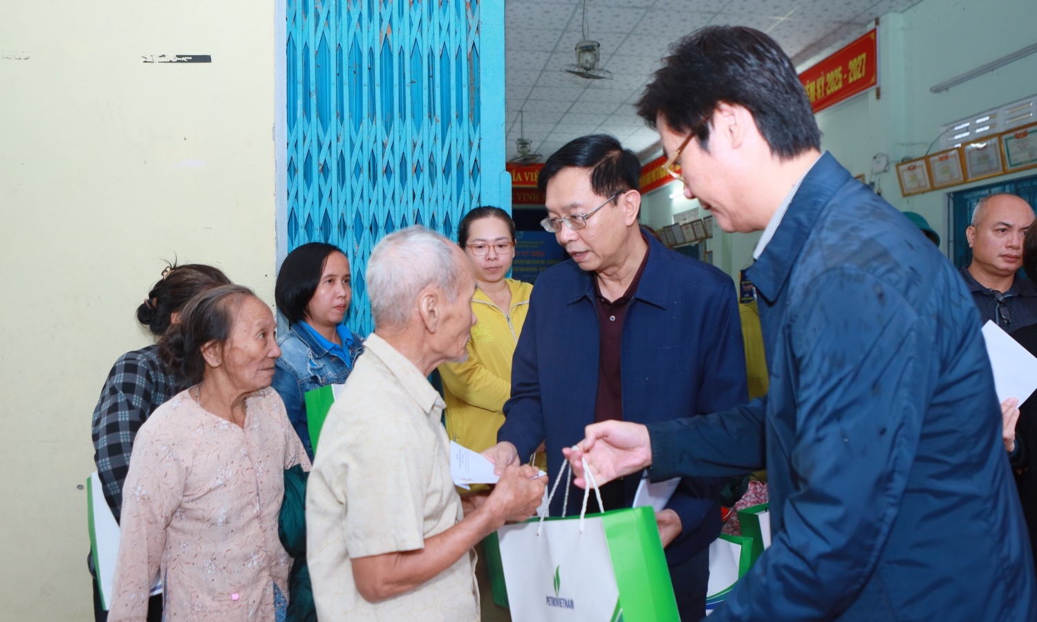 [VIDEO] Petrovietnam san sẻ yêu thương với người lao động và người dân bị ảnh hưởng do mưa lũ miền Trung