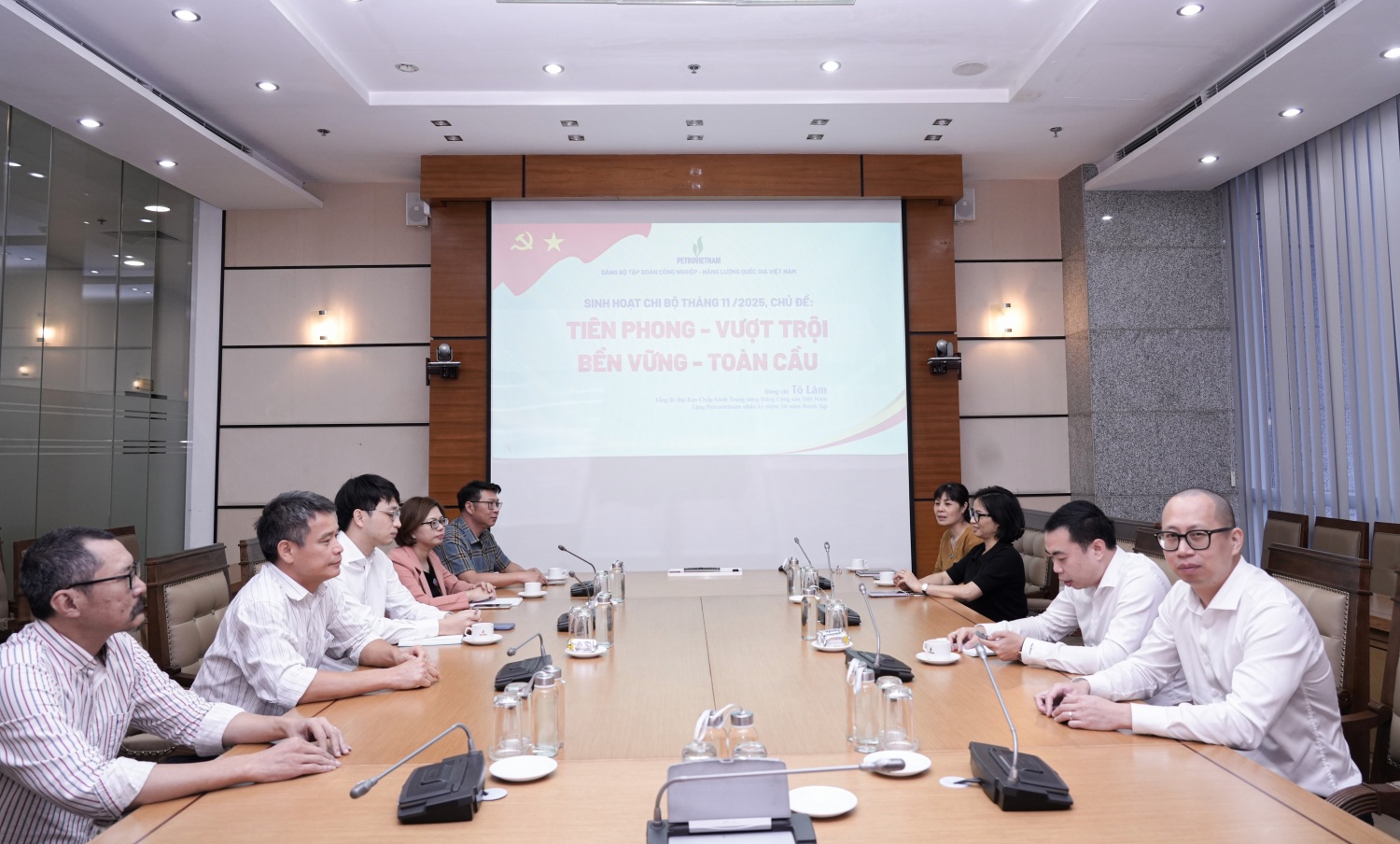 [Chùm ảnh] Đảng bộ BMQL&ĐH Petrovietnam quán triệt tinh thần “Tiên phong - Vượt trội - Bền vững - Toàn cầu”