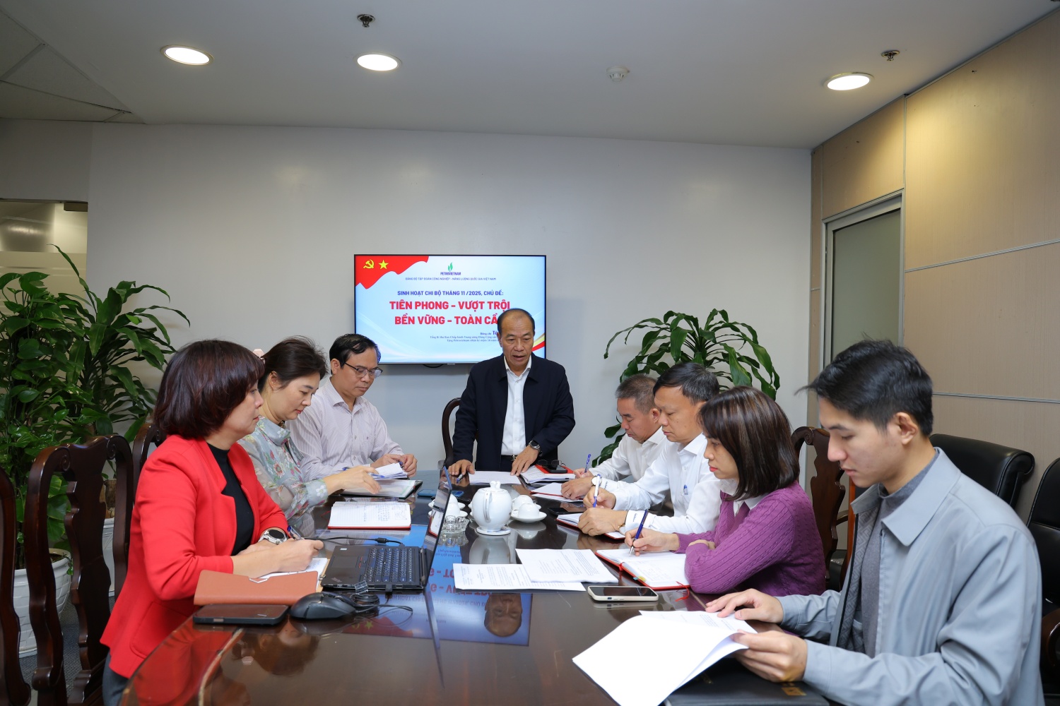 [Chùm ảnh] Đảng bộ BMQL&ĐH Petrovietnam quán triệt tinh thần “Tiên phong - Vượt trội - Bền vững - Toàn cầu”