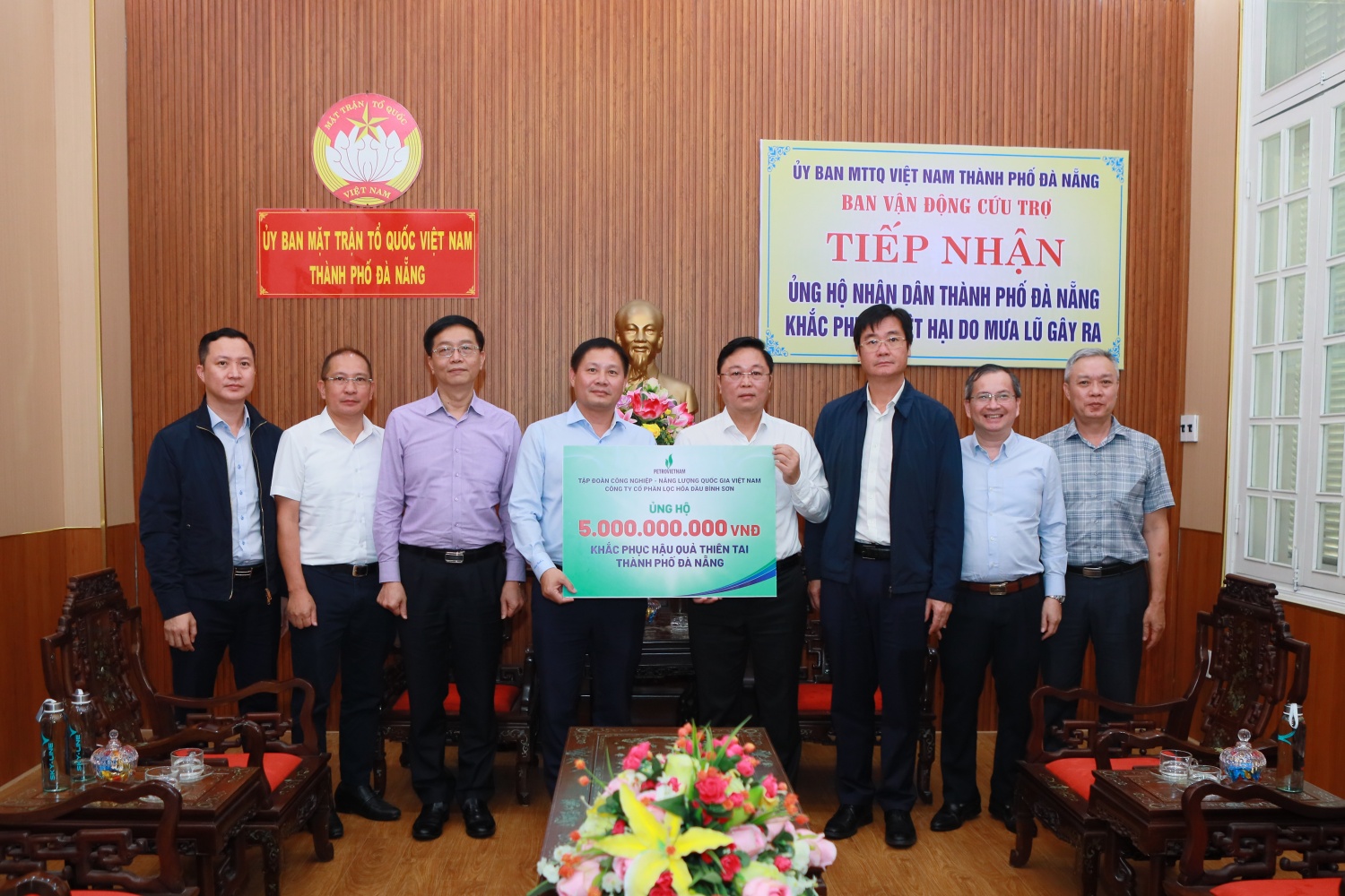 Đại diện Petrovietnam trao số tiền hỗ trợ 5 tỷ đồng cho Ủy ban MTTQ Việt Nam TP Đà Nẵng.