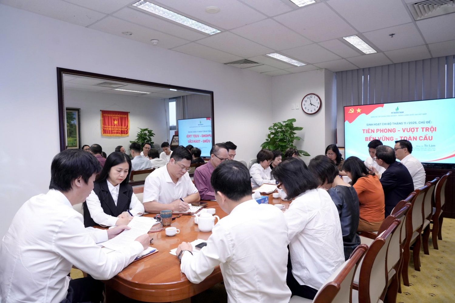 [Chùm ảnh] Đảng bộ BMQL&ĐH Petrovietnam quán triệt tinh thần “Tiên phong - Vượt trội - Bền vững - Toàn cầu”