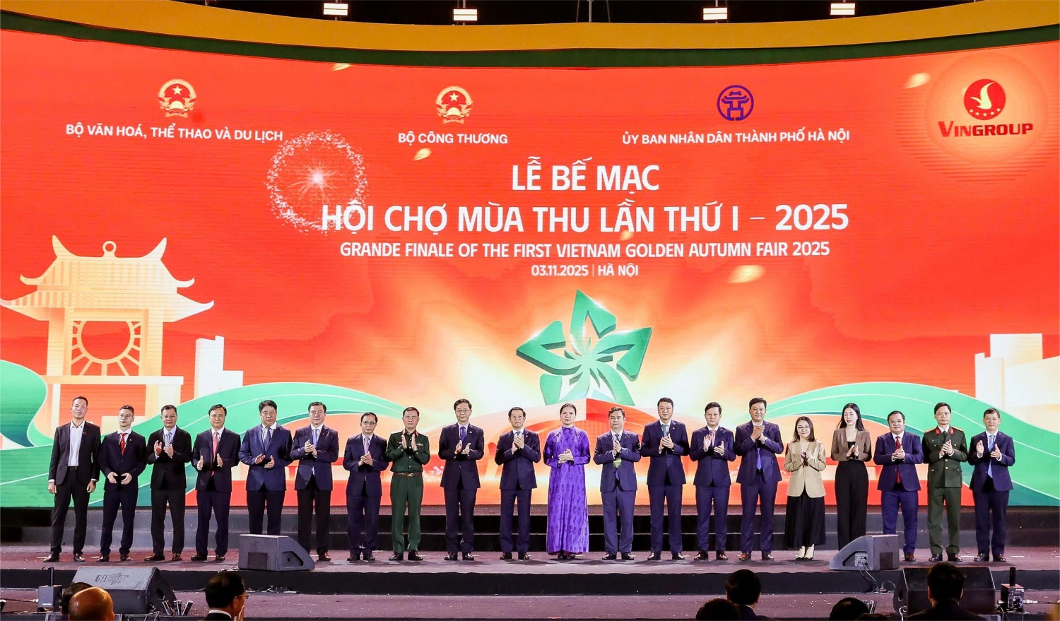 Agribank trao 10 tỷ đồng cùng cả nước hướng về đồng bào vùng bão lũ Agribank trao 10 tỷ đồng cùng cả nước hướng về đồng bào vùng bão lũ