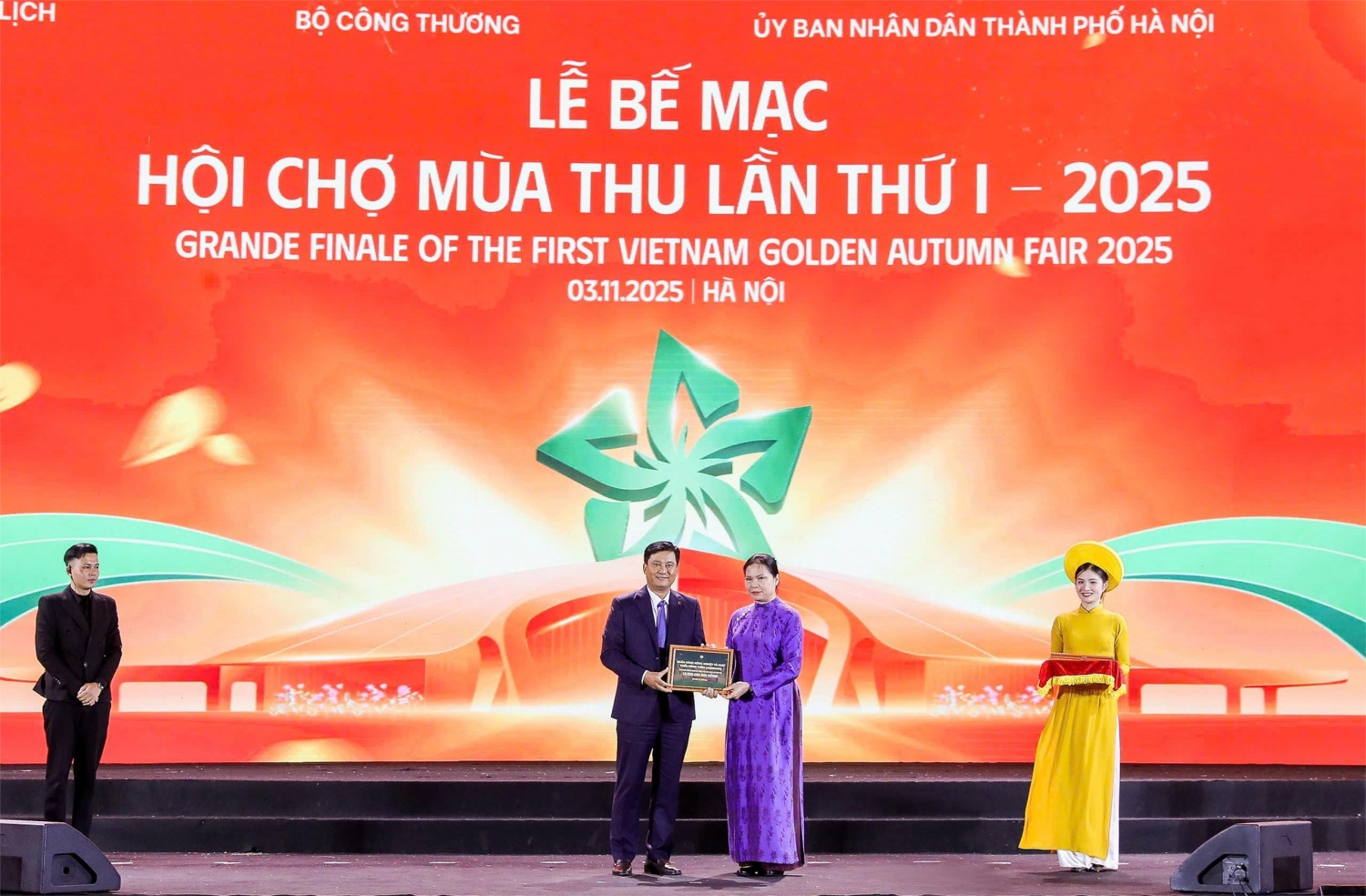 Agribank trao 10 tỷ đồng cùng cả nước hướng về đồng bào vùng bão lũ Agribank trao 10 tỷ đồng cùng cả nước hướng về đồng bào vùng bão lũ