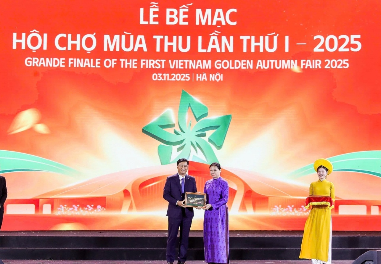 Agribank trao 10 tỷ đồng cùng cả nước hướng về đồng bào vùng bão lũ