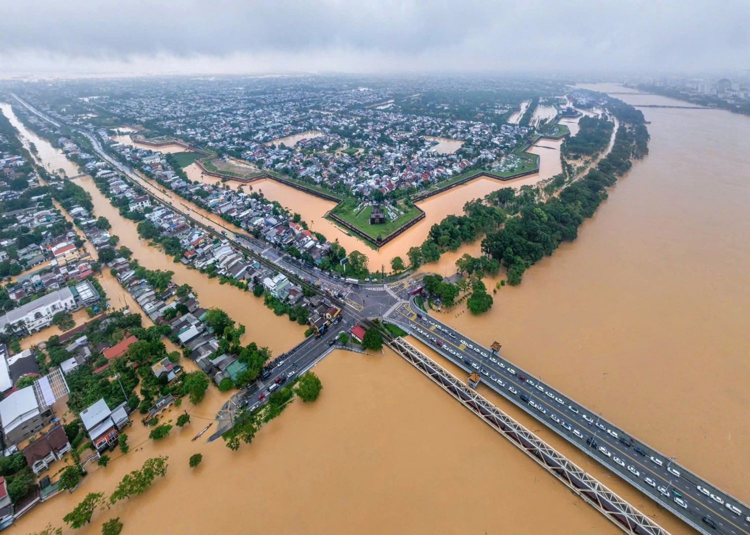 Lý giải nguyên nhân mưa bão dồn dập đổ bộ miền Trung vào cuối năm 2025