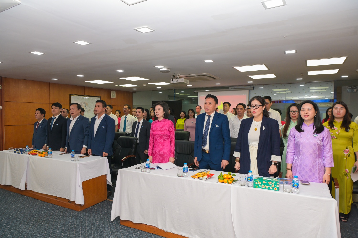 Các đại biểu thực hiện nghi thức chào cờ