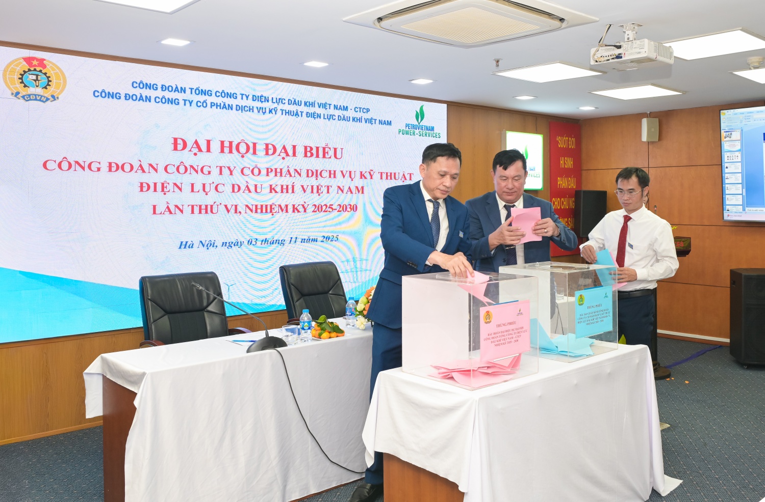 Các đại biểu bầu Ban Chấp hành Công đoàn PVPS nhiệm kỳ 2025-2030 và bầu đoàn đại biểu tham dự Đại hội cấp trên.