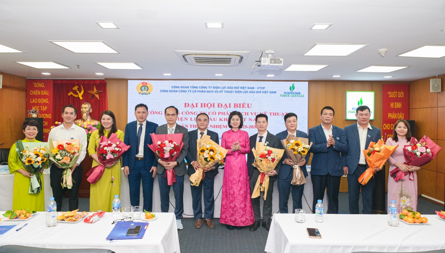 Lãnh đạo PVPS và PV Power chúc mừng Ban Chấp hành Công đoàn PVPS nhiệm kỳ 2025-2030.