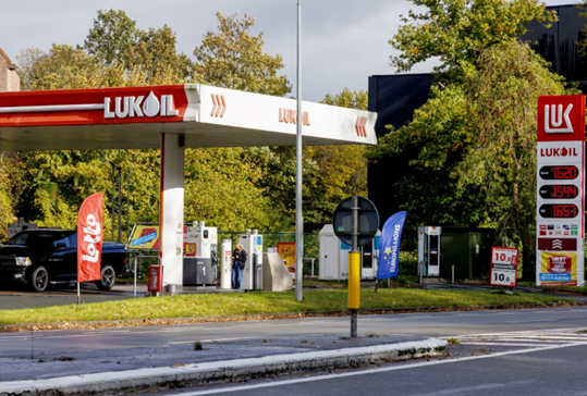 Mạng lưới nước ngoài của Lukoil bị ảnh hưởng nặng nề sau lệnh trừng phạt