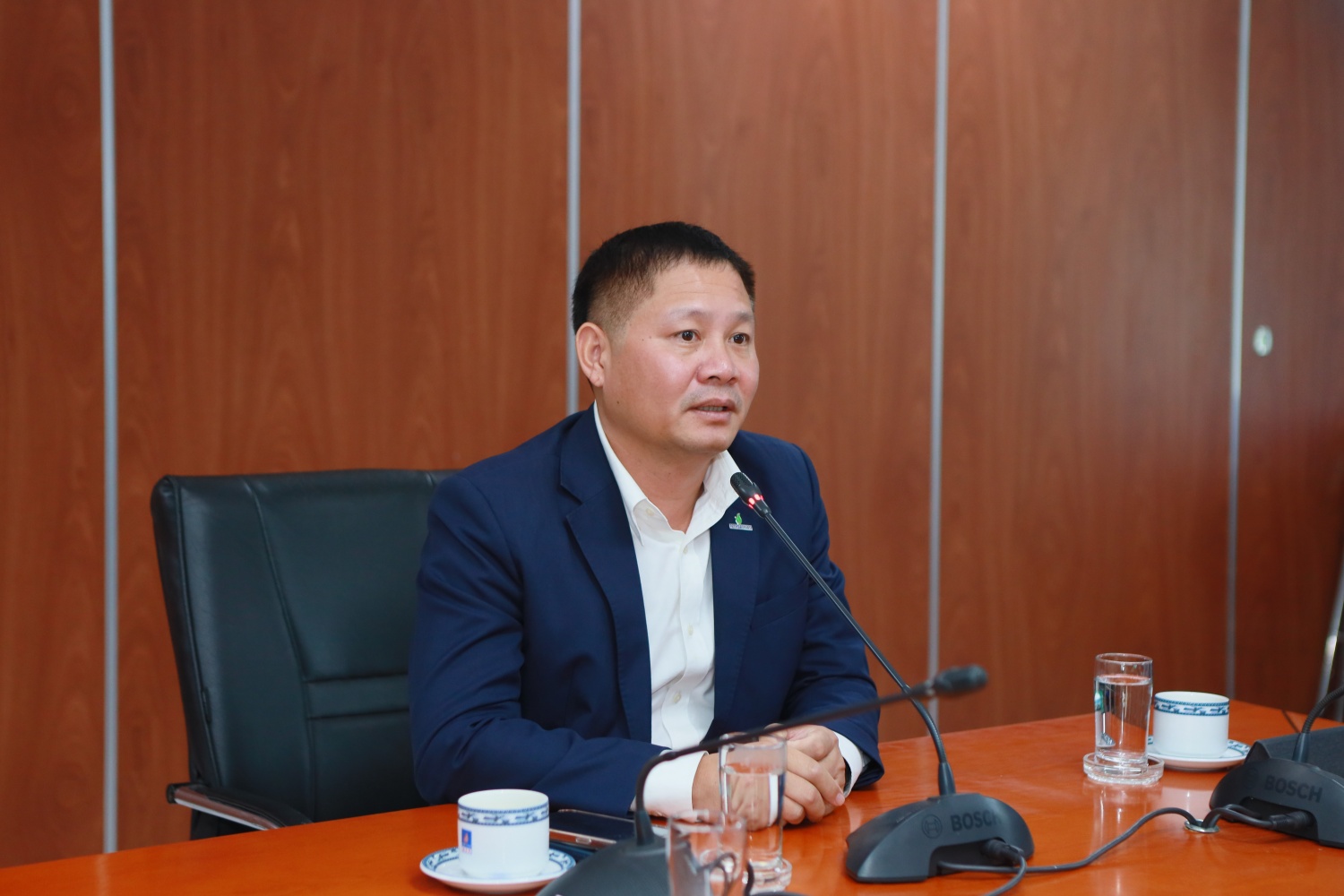 Chủ tịch HĐQT Bùi Ngọc Dương yêu cầu các Ban chức năng và bộ phận liên quan triển khai các công tác chuẩn bị, sẵn sàng ứng phó với với cơn bão số 13. Mục tiêu quan trọng nhất là đảm bảo an ngoài cho NLĐ, người dân khu vực và NMLD Dung Quất.