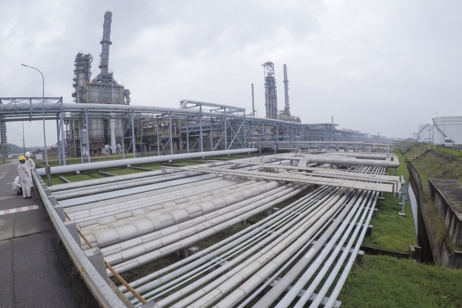 BSR chủ động đảm bảo an toàn NMLD Dung Quất và hỗ trợ người dân tránh trú bão số 13