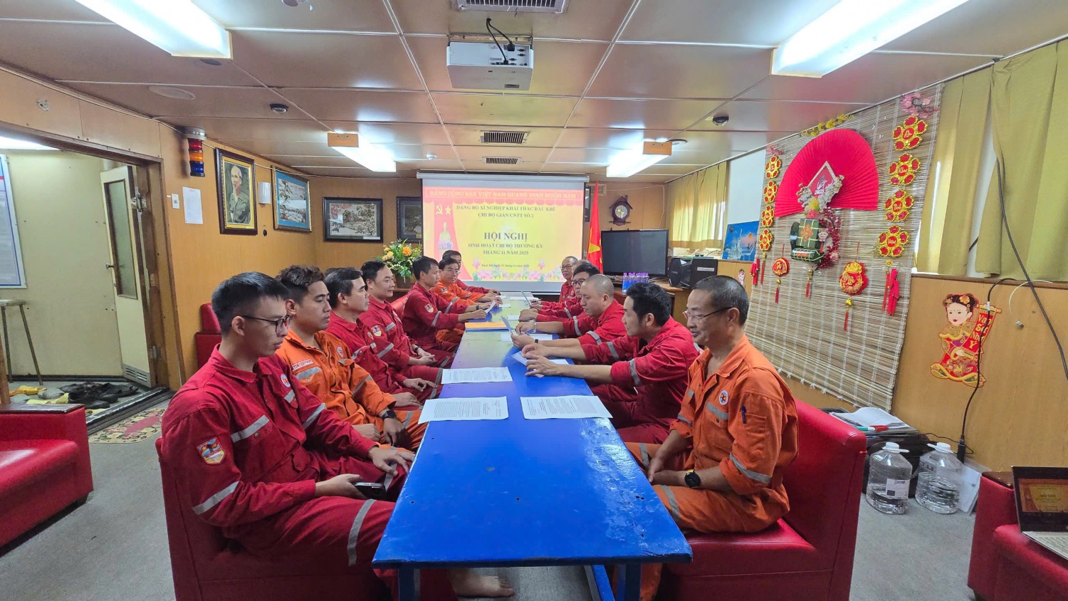 Chi bộ Giàn CNTT Số 2 thuộc Đảng bộ Xí nghiệp Khai thác Dầu khí tổ chức sinh hoạt chi bộ trên Giàn CNTT Só 2