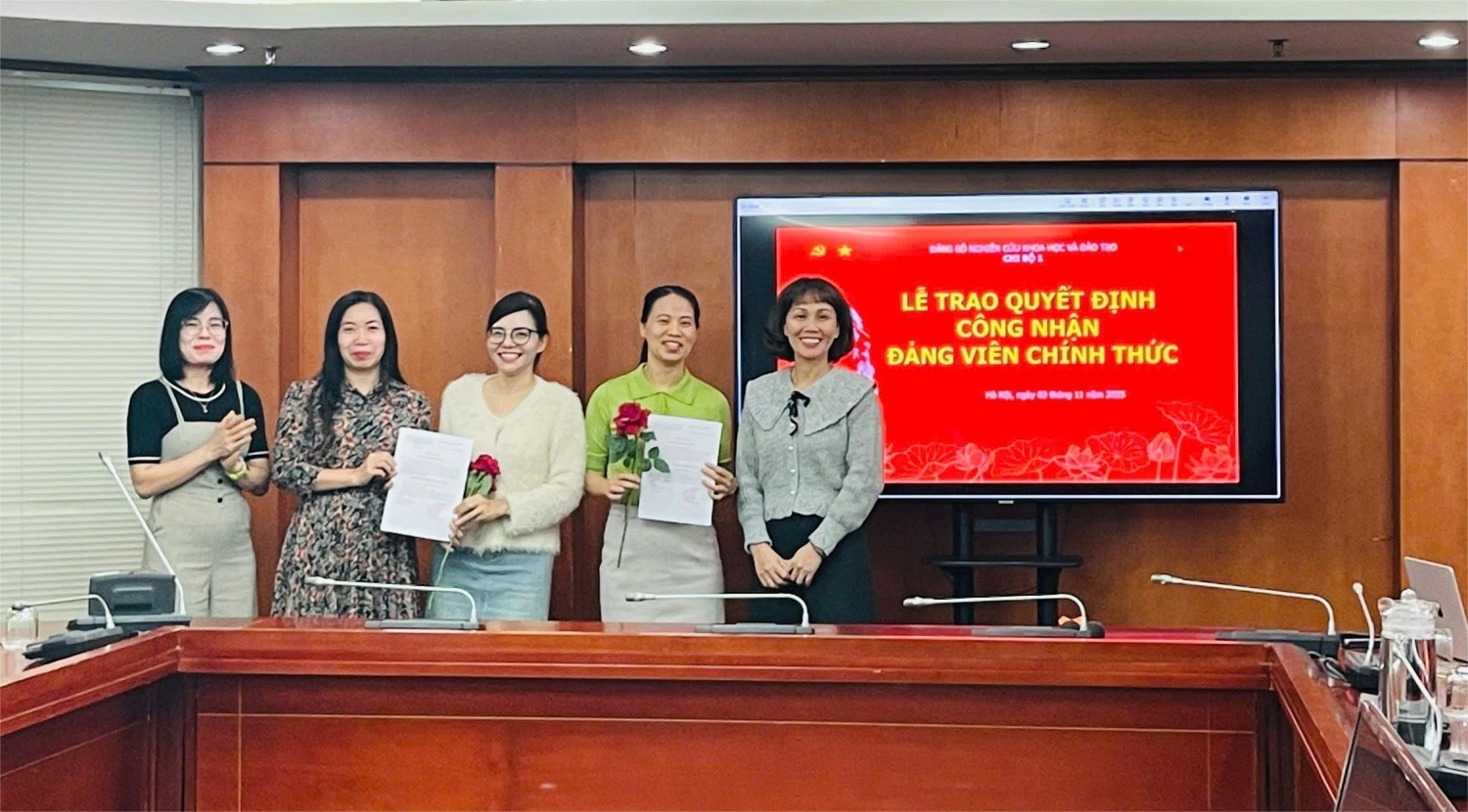 Chi ủy Chi bộ 1 thuộc Đảng bộ Nghiên cứu Khoa học và Đào tạo trao quyết định công nhận đảng viên chính thức cho đảng viên mới