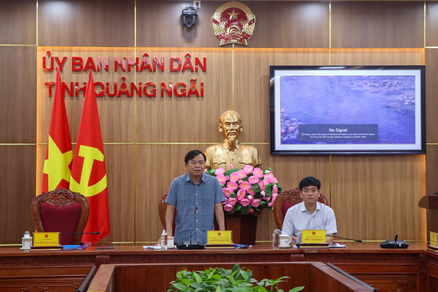 Thứ trưởng Bộ Nông nghiệp và Môi trường Nguyễn Hoàng Hiệp chỉ đạo các công tác ứng phó với bão số 13 tại tỉnh Quảng Ngãi.