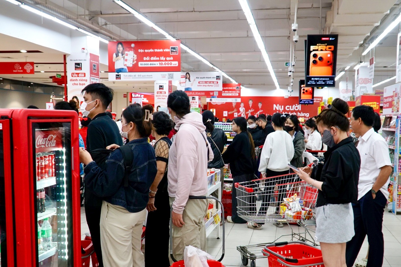 Hàng trăm người đã đến mua sắm, khiến nhiều mặt hàng nhanh chóng hết sạch.