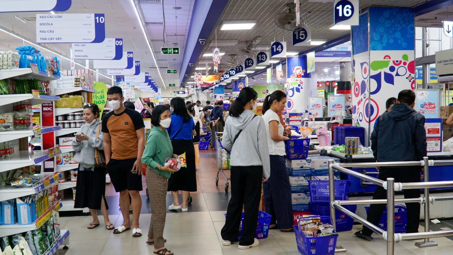 Đông đảo người dân tập trung về các Trung tâm thương mại để mua sắm đồ đạc, lương thực tích trữ để phòng chống bão số 13.