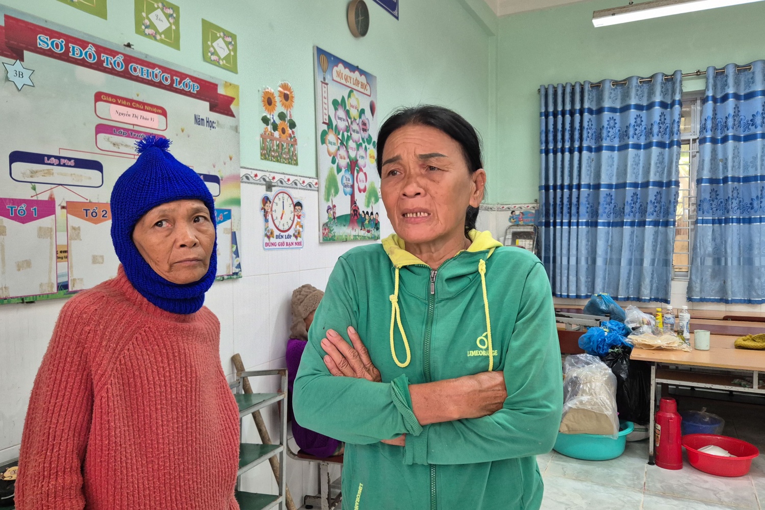 Bà Lê Thị Cận - thôn Phổ An, xã An Phú (bên phải) đã di chuyển đến nơi tránh trú an toàn.