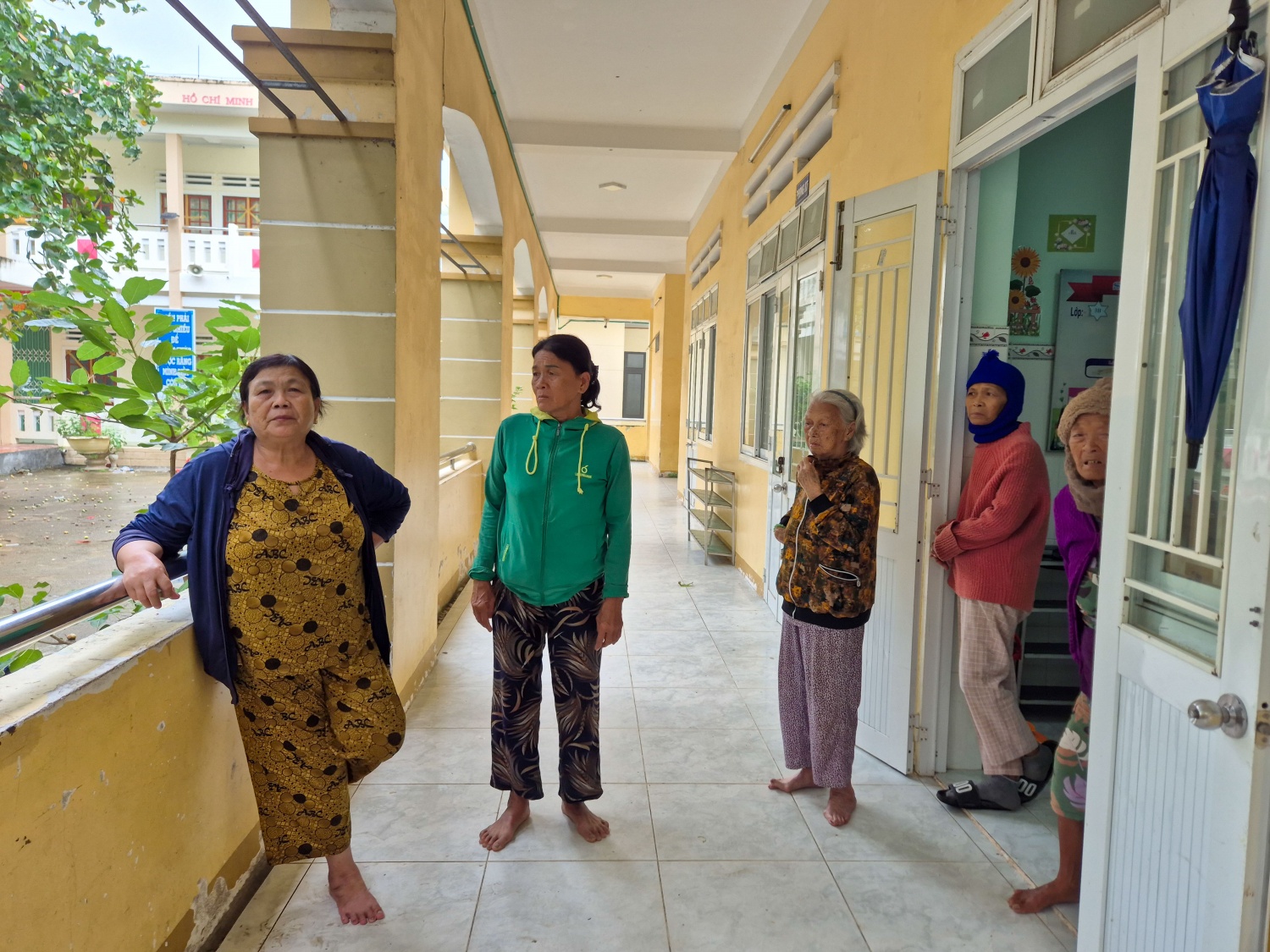 Người dân tại nhiều nơi đã được chính quyền địa phương vận động đến nơi an toàn để tránh ảnh hưởng của bão số 13.