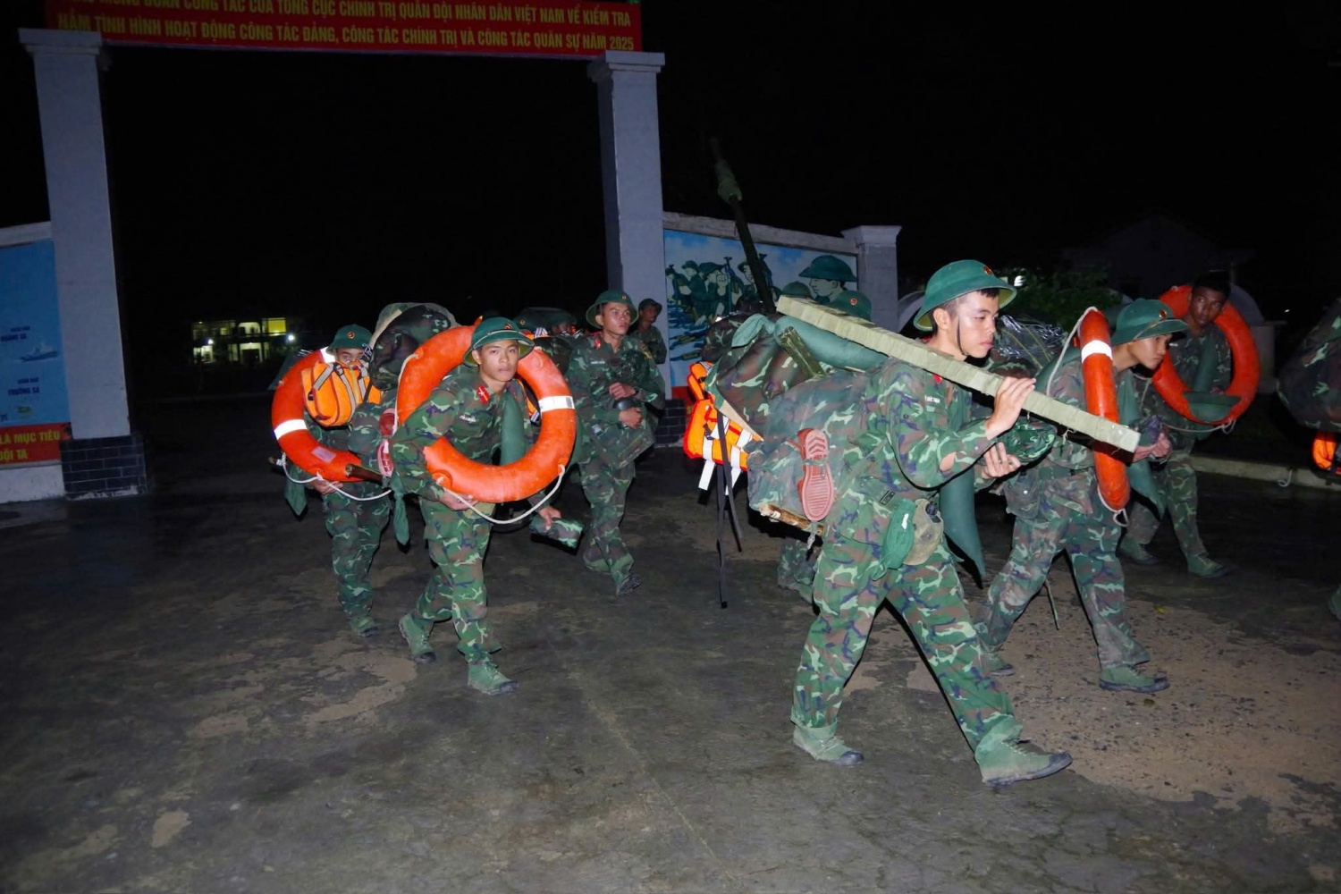 Các cán bộ, chiến sĩ Sư Đoàn 2 lên đường đến nơi hỗ trợ người dân trước những ảnh hưởng của bão số 13.