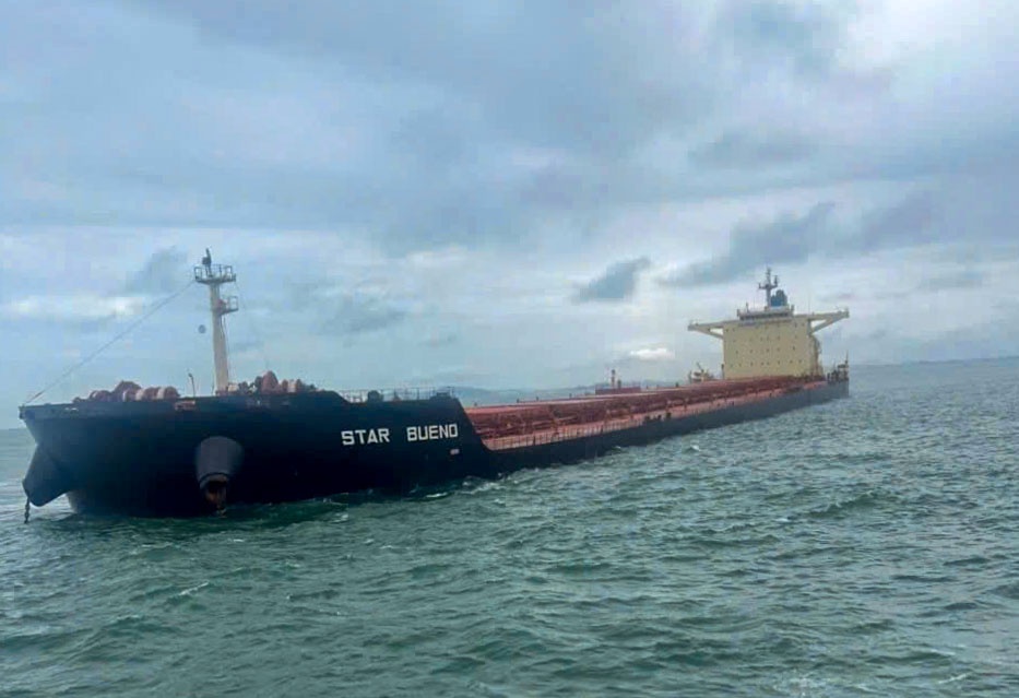 Tàu Star Bueno đang mắc kẹt tại biển Dung Quất.