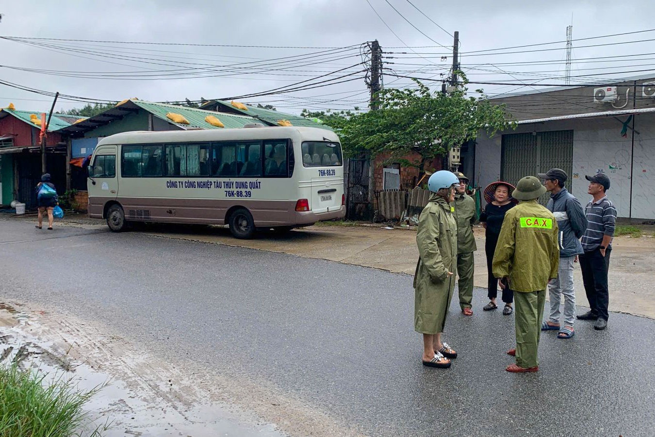 BSR và PVSM tổ chức hỗ trợ hàng trăm người dân tránh trú an toàn trước bão số 13