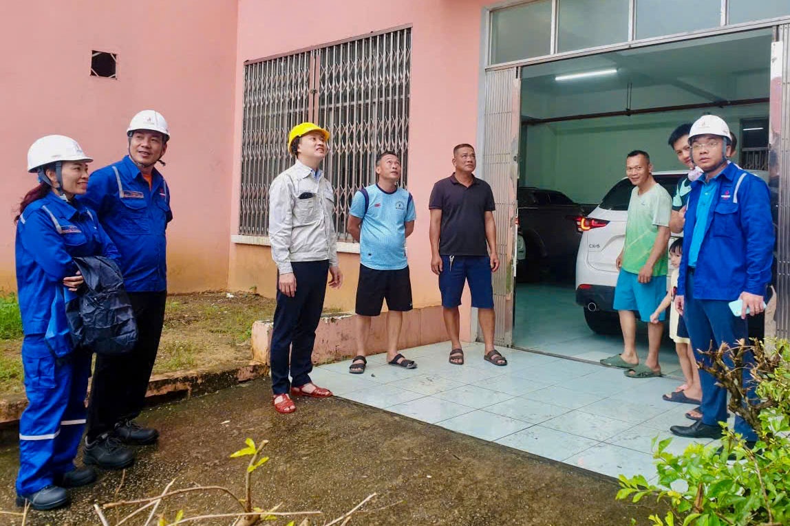 BSR và PVSM tổ chức hỗ trợ hàng trăm người dân tránh trú trước bão số 13