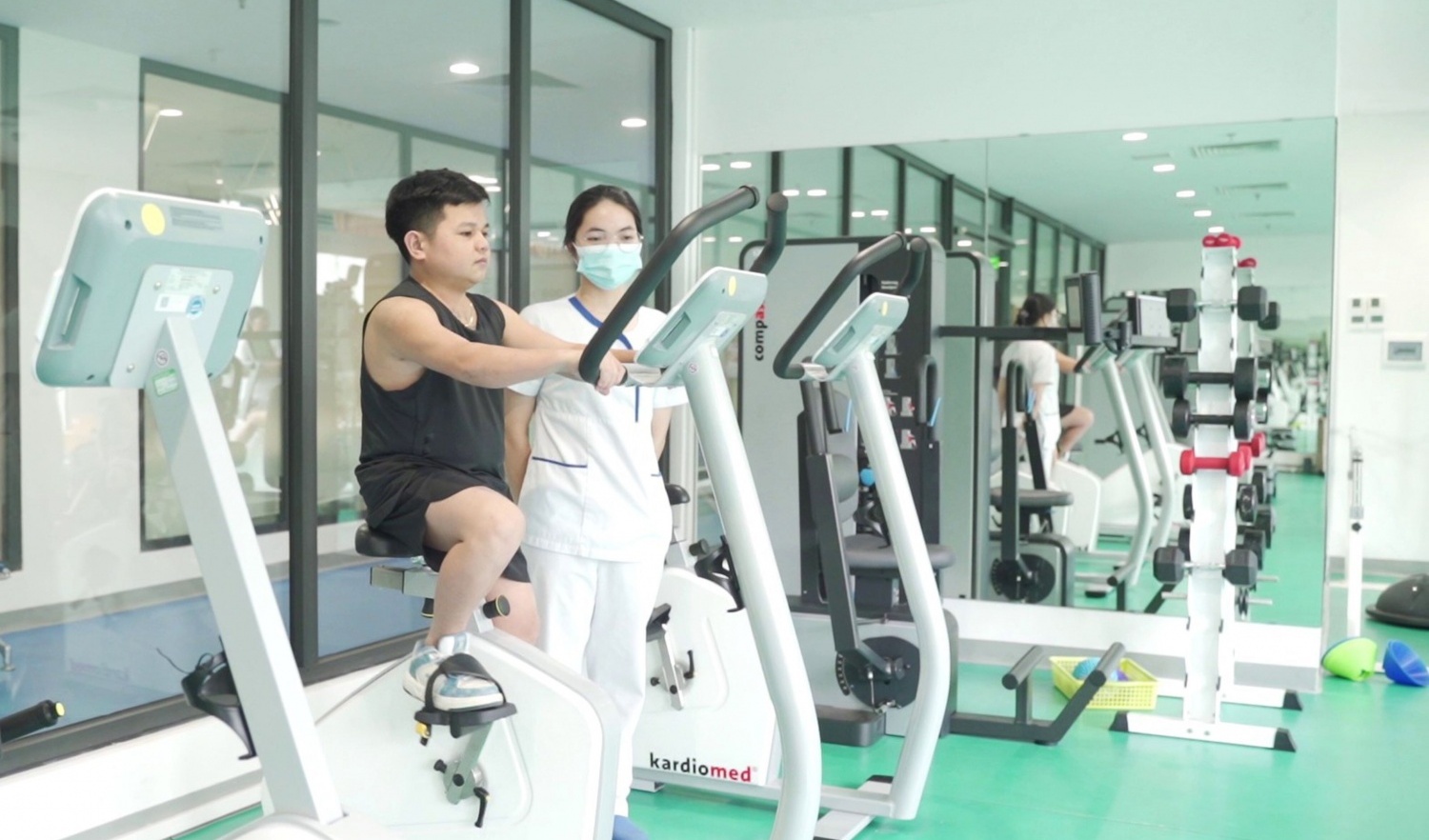 “Cậu bé” 32 tuổi trở thành đàn ông thực thụ và cao thêm 7 cm sau khi điều trị tại Vinmec