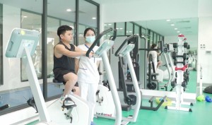 “Cậu bé” 32 tuổi trở thành đàn ông thực thụ và cao thêm 7 cm sau khi điều trị tại Vinmec