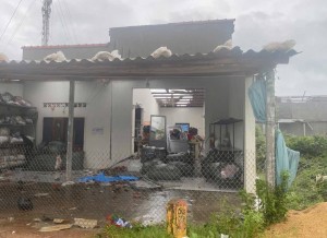 Bão số 13 gây sập nhà, tốc mái, người dân được ứng cứu kịp thời
