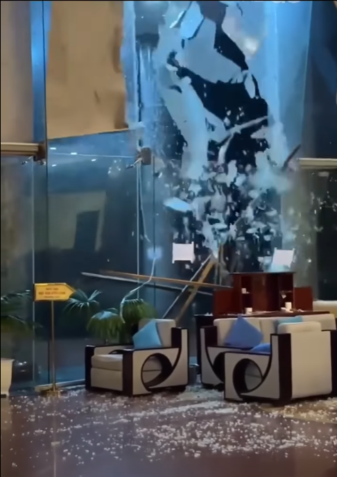 Bão số 13 gây sập nhà, tốc mái, người dân được ứng cứu kịp thời