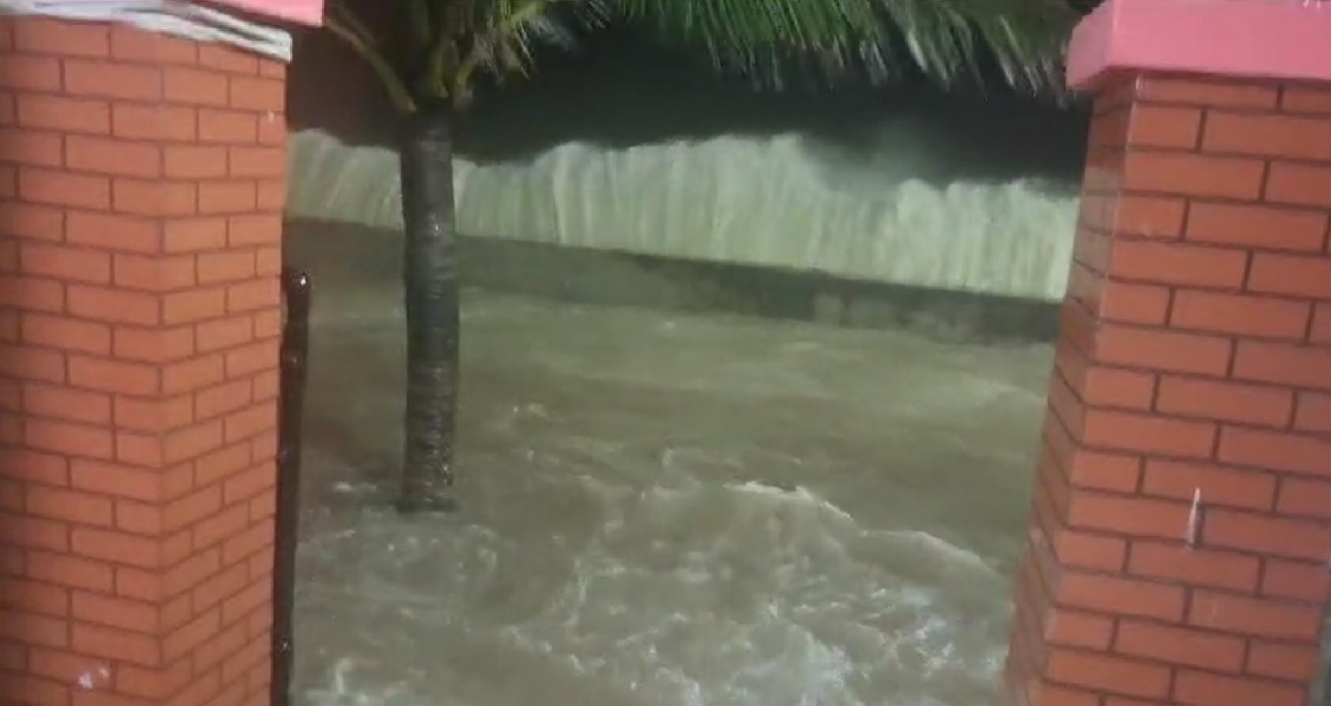 Bão số 13 gây sập nhà, tốc mái, người dân được ứng cứu kịp thời