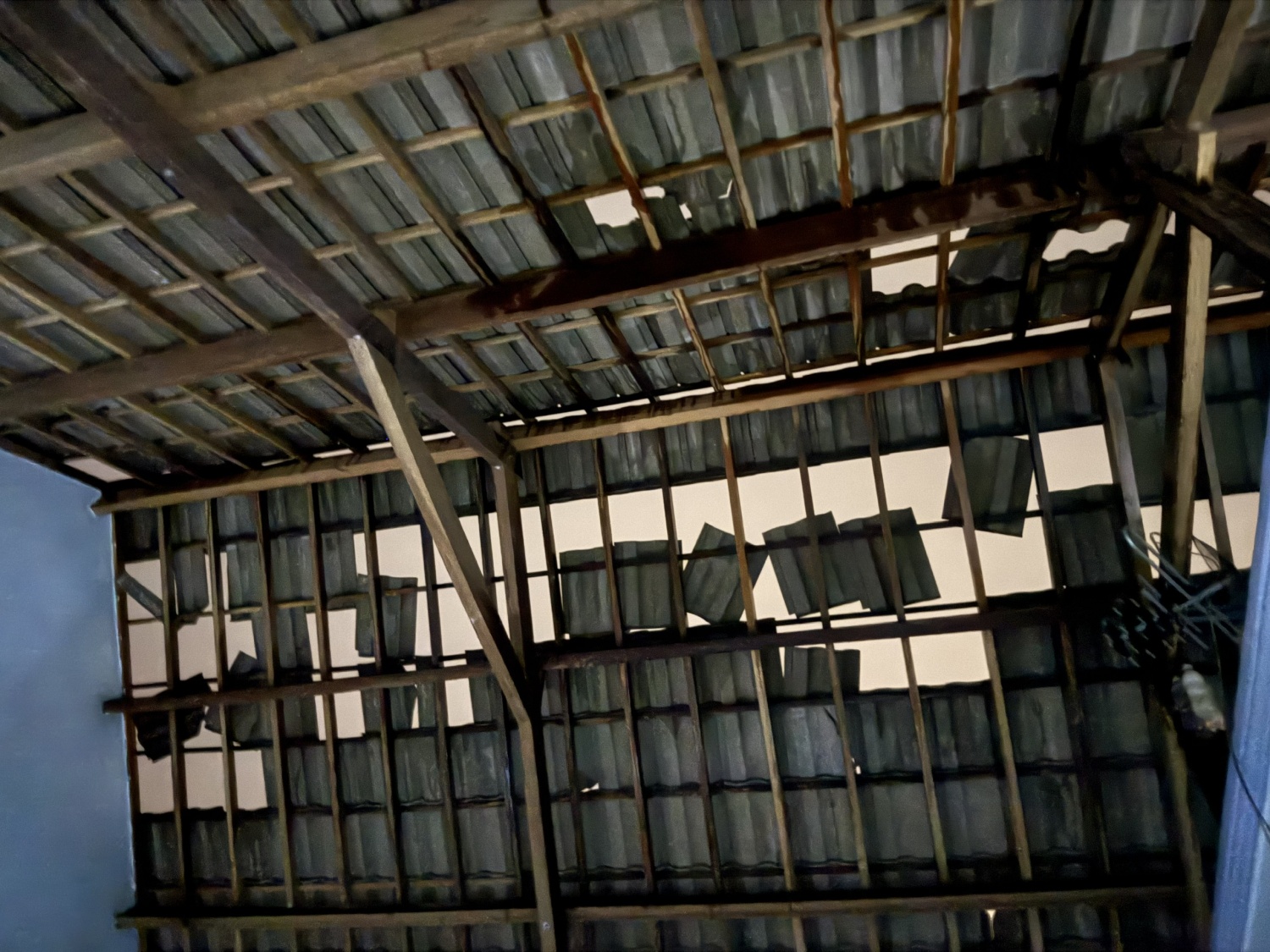 Bão số 13 gây sập nhà, tốc mái, người dân được ứng cứu kịp thời