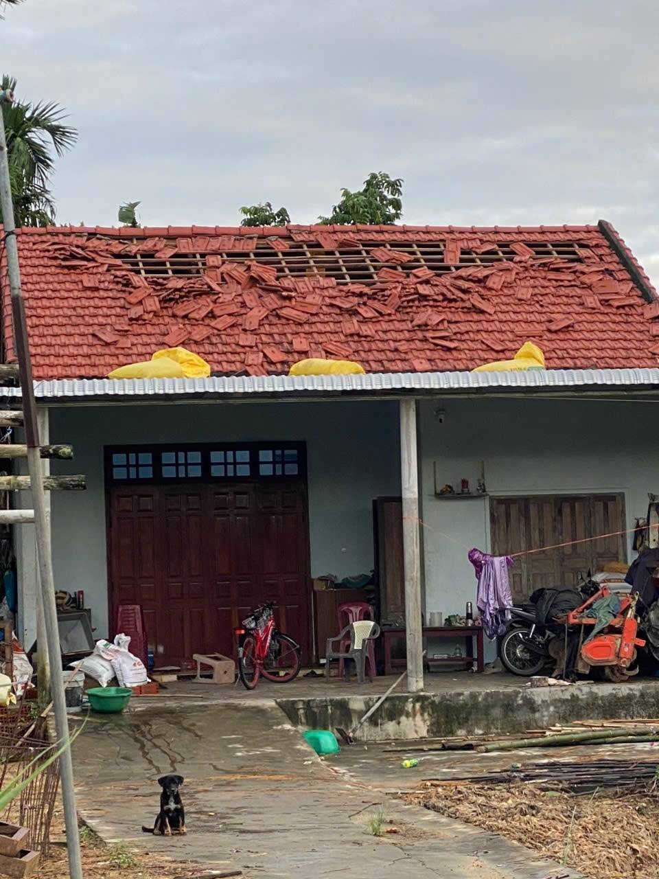 Lốc xoáy đã khiến nhà của người dân bị hư hại.