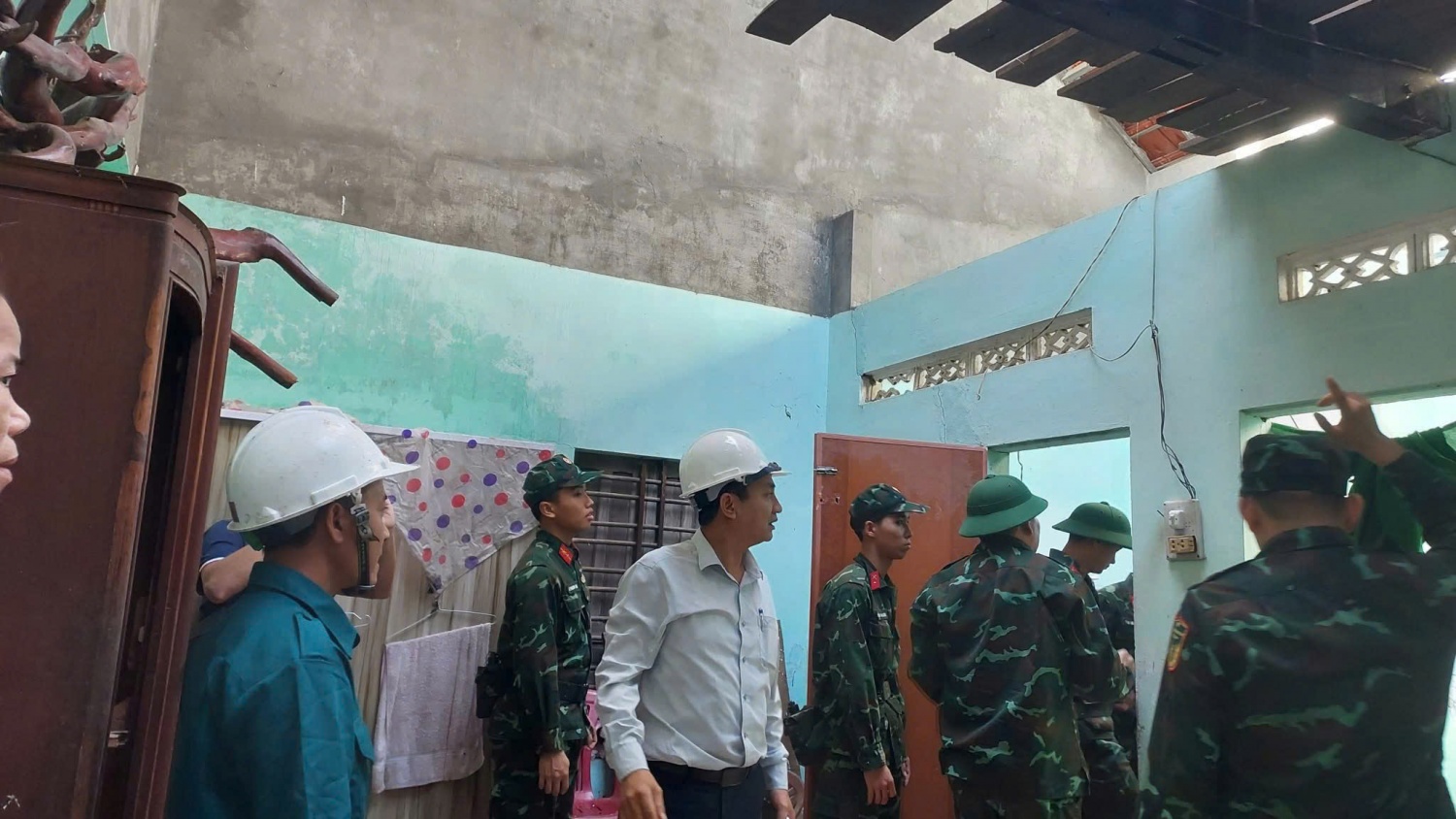 Lực lượng chức năng hỗ trợ người dân khắc phục thiệt hại.