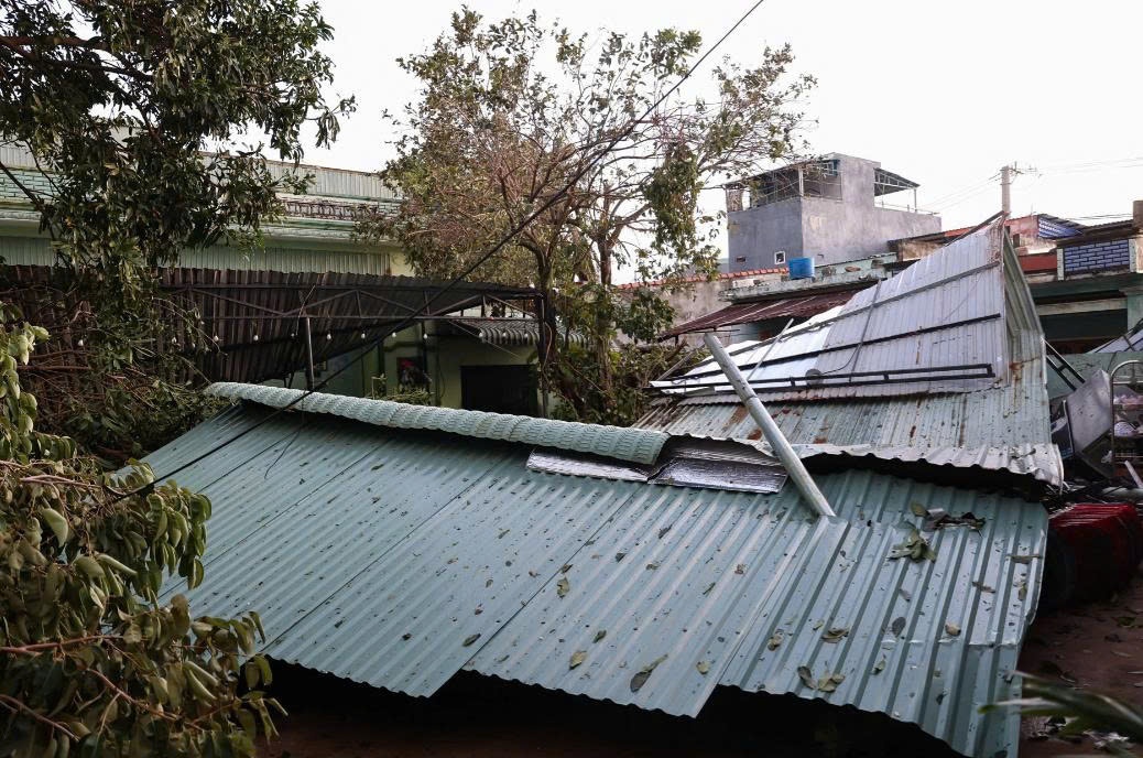 Mái nhà của một hộ dân bị đổ sập hoàn toàn. Mái nhà của một hộ dân bị đổ sập hoàn toàn.