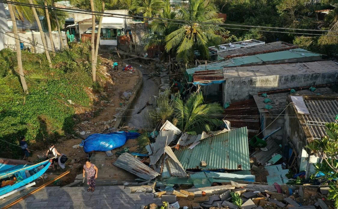 Nhiều căn nhà cấp 4 bị thiệt hại nặng nề sau nhiều giờ bão số 13 càng quét trên đất liền. Nhiều căn nhà cấp 4 bị thiệt hại nặng nề sau nhiều giờ bão số 13 càng quét trên đất liền.