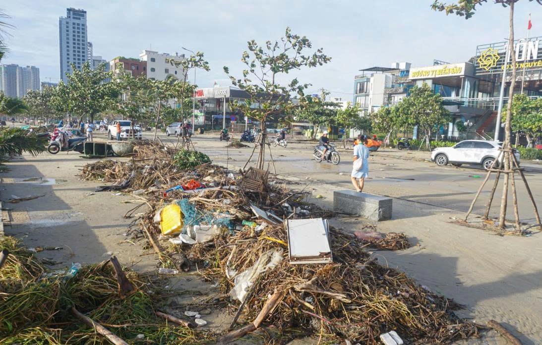 [Chùm ảnh] Các địa phương thiệt hại nặng nề sau bão Kalmaegi