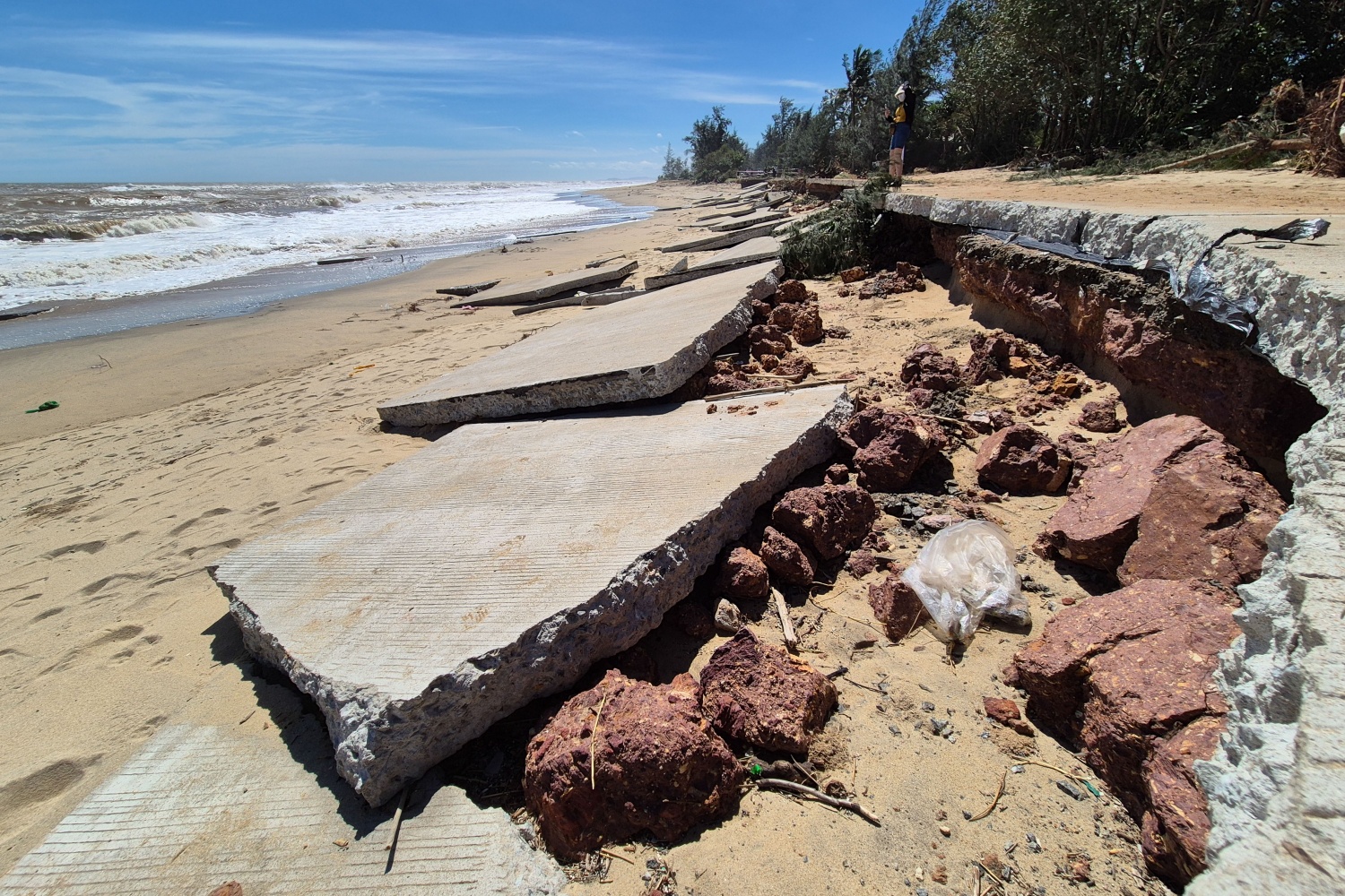 Quảng Ngãi: Bờ biển và nhà cửa tan hoang sau bão, người dân thất thần khi trở về nhà