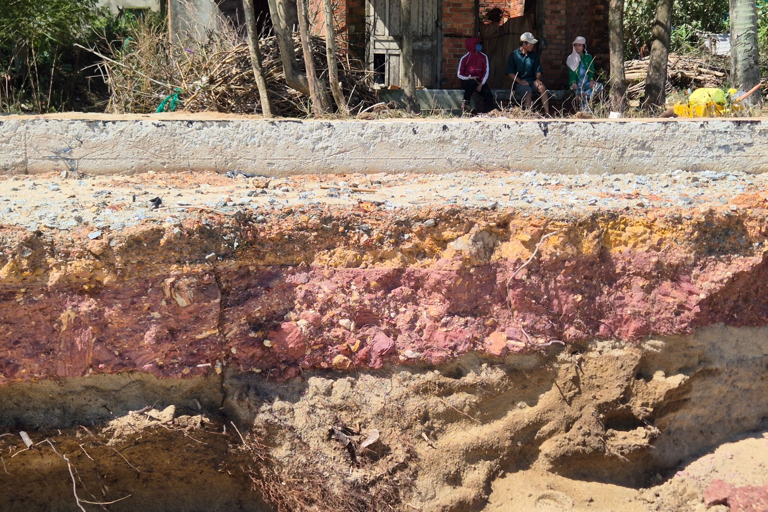 Quảng Ngãi: Bờ biển và nhà cửa tan hoang sau bão, người dân thất thần khi trở về nhà