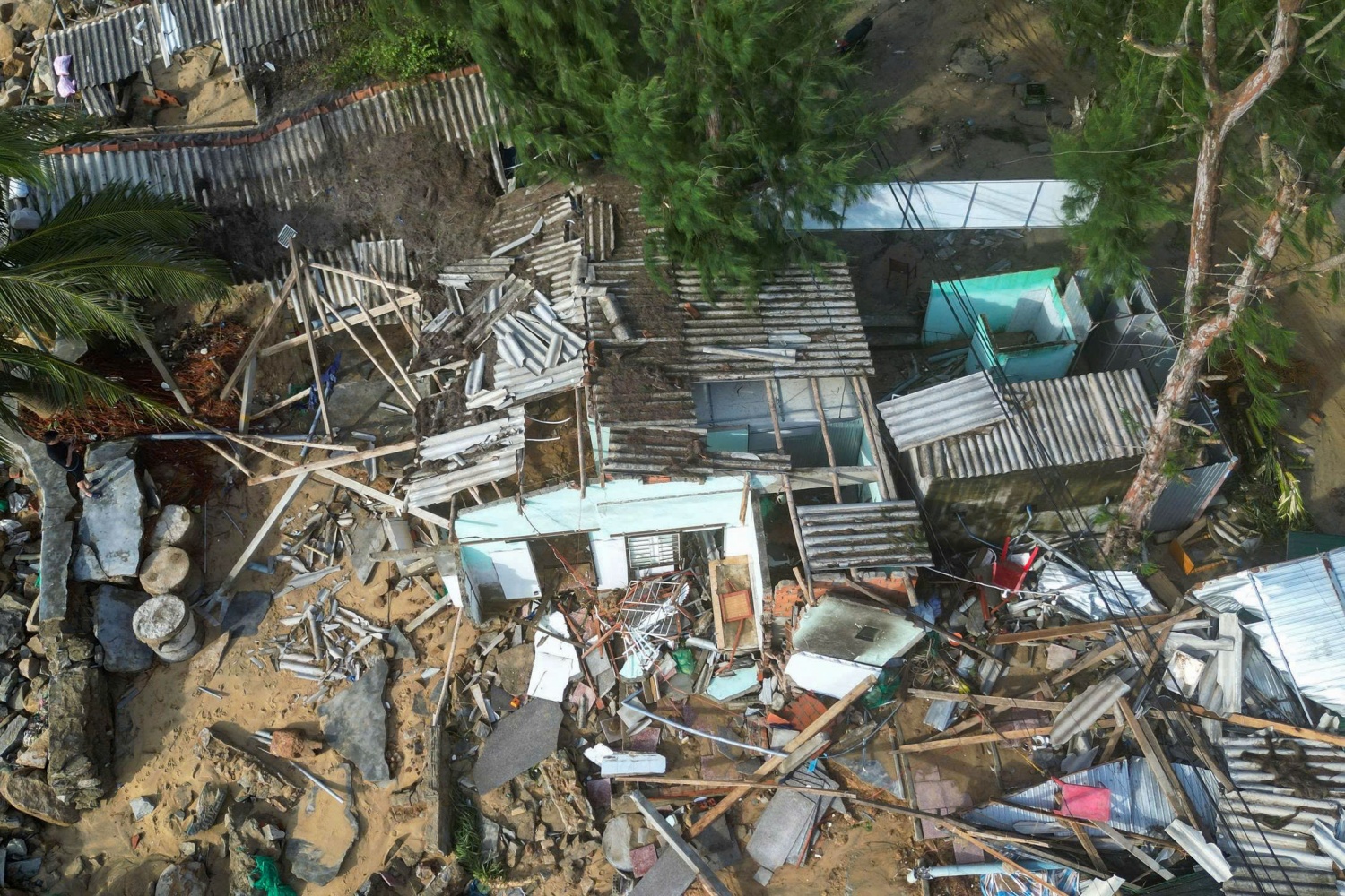 Quảng Ngãi: Bờ biển và nhà cửa tan hoang sau bão, người dân thất thần khi trở về nhà