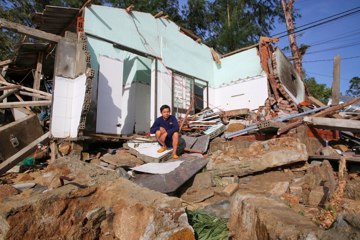 Quảng Ngãi: Bờ biển và nhà cửa tan hoang sau bão, người dân thất thần khi trở về nhà