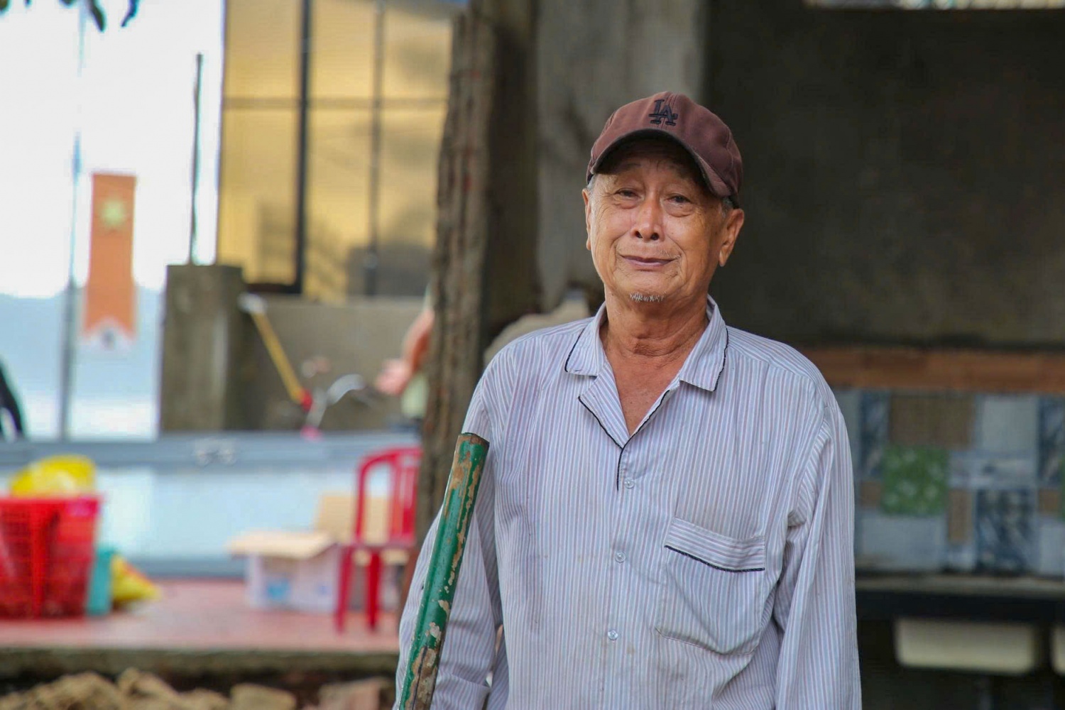 Quảng Ngãi: Bờ biển và nhà cửa tan hoang sau bão, người dân thất thần khi trở về nhà