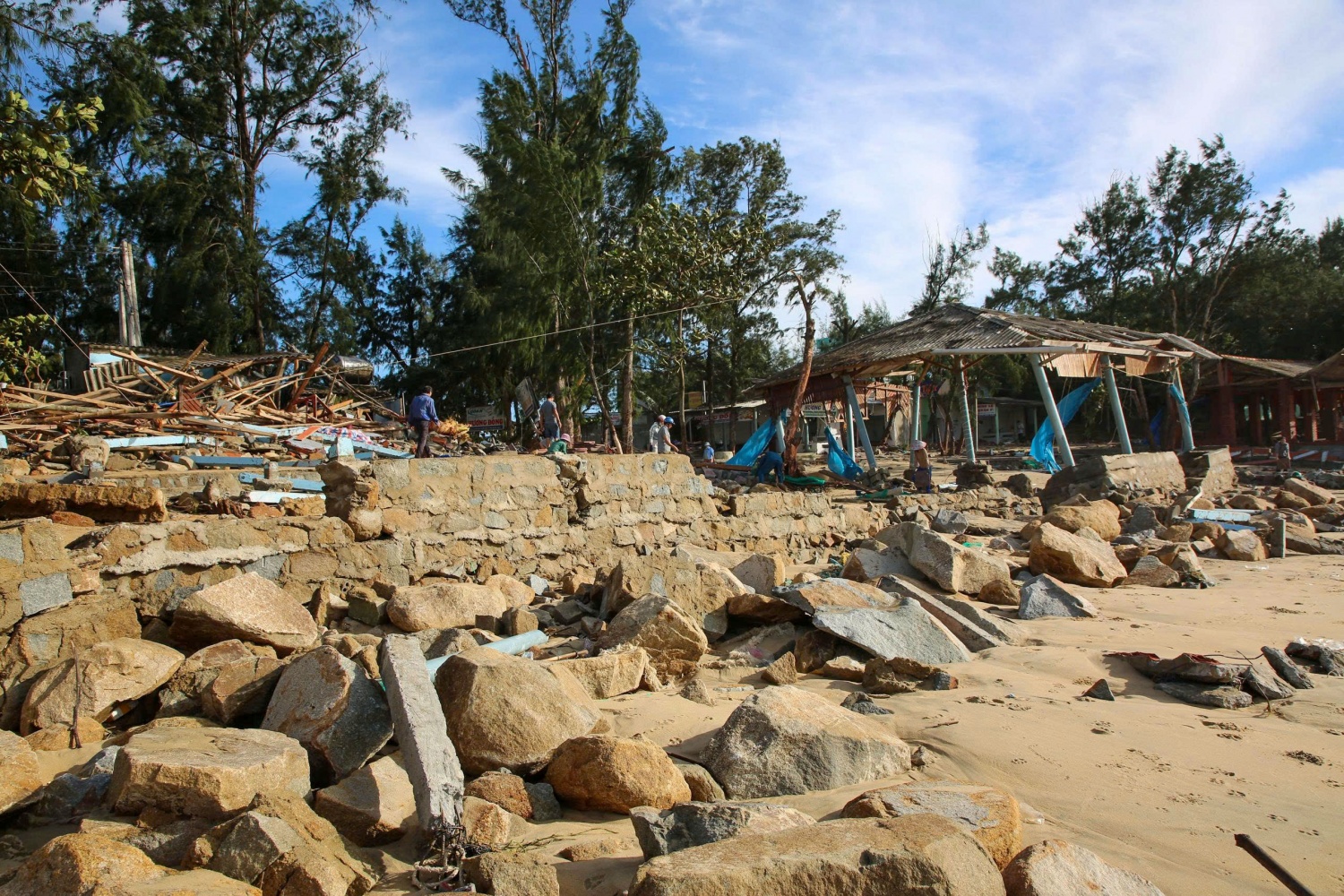 Quảng Ngãi: Bờ biển và nhà cửa tan hoang sau bão, người dân thất thần khi trở về nhà