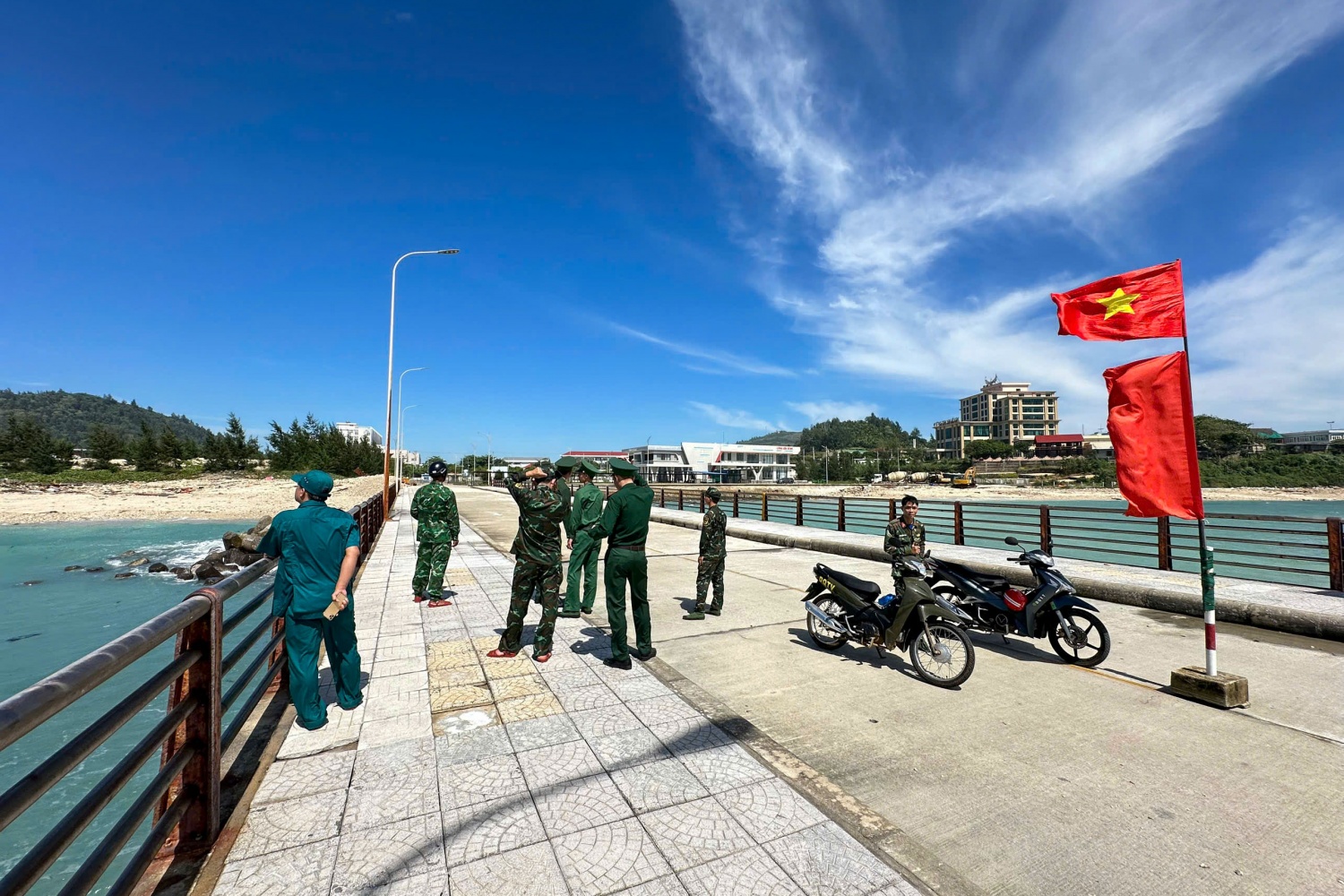 Lực lượng Sư đoàn Không quân 372 tổ chức tìm kiếm 3 người mất tích tại Đặc khu Lý Sơn.