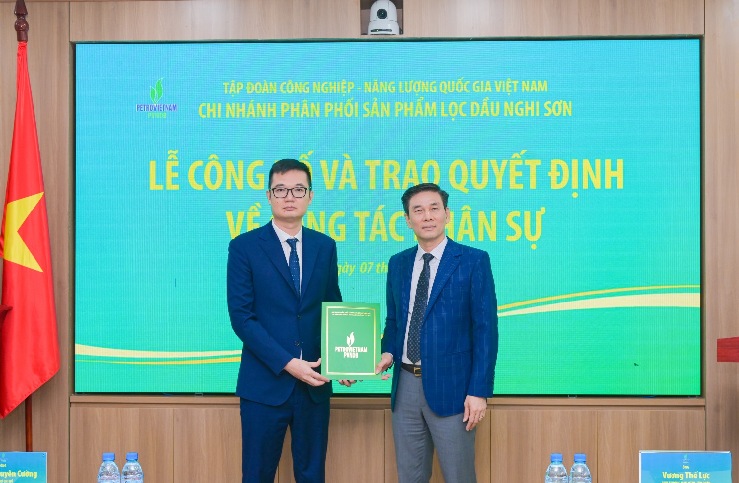  Ông Nguyễn Duyên Cường - Bí thư Chi bộ, Giám đốc PVNDB trao quyết định và chúc mừng tân Kế toán trưởng PVNDB Đỗ Văn Thi