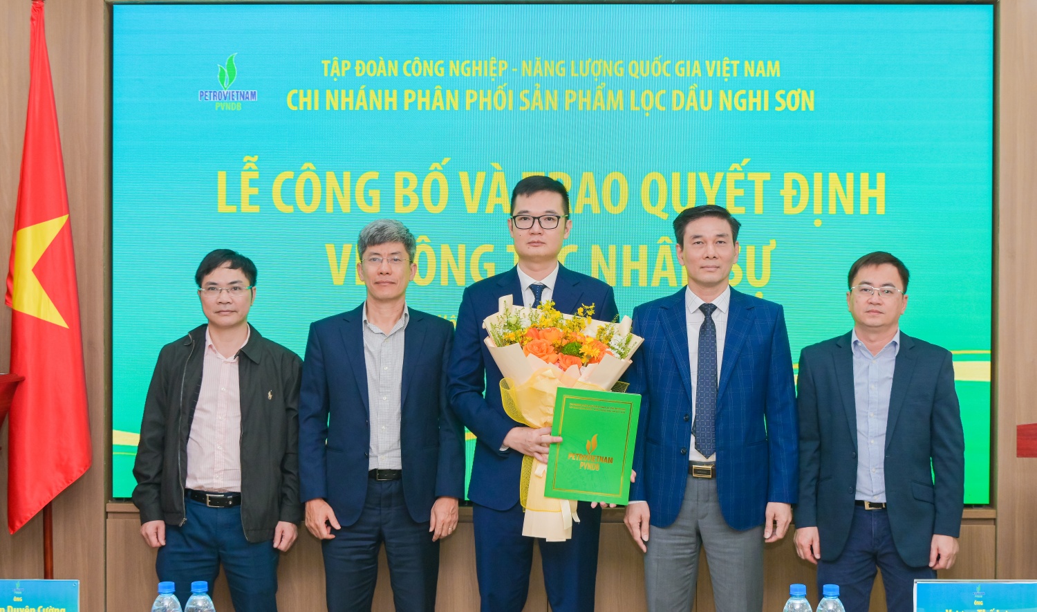  Đại diện Petrovietnam và lãnh đạo PVNDB chúc mừng ông Đỗ Văn Thi - Kế toán trưởng PVNDB