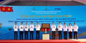 Gắn biển công trình chân đế giàn CPP Lô B chào mừng Đại hội Đảng toàn quốc lần thứ XIV